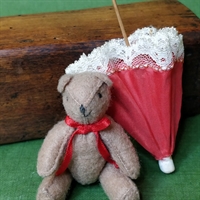 mini brun bamse rød parasol gammelt legetøj til dukkehuset
